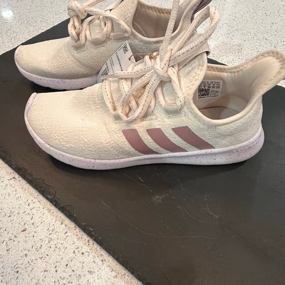 BNWT adidas Women’s Cloudfoam Pure 2.0 Running Shoe - size 6.5